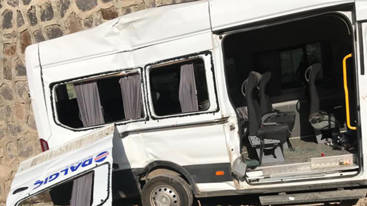 Gaziantep'te işçi servisi devrildi: Yaralılar var